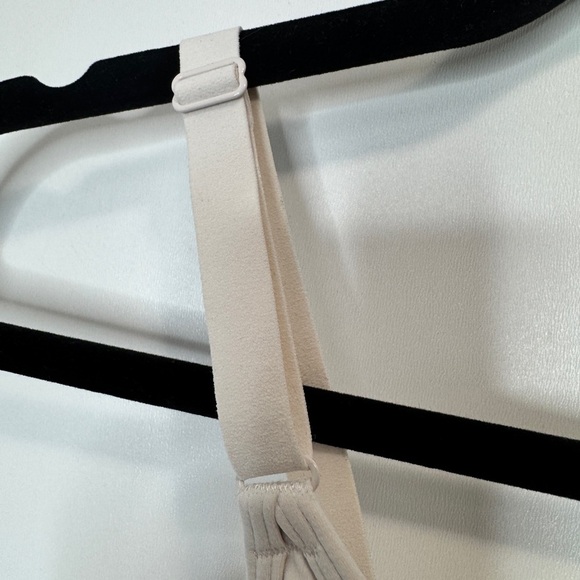 Gymshark Mesh Neckline Sports Bra White - Picture 7 of 9